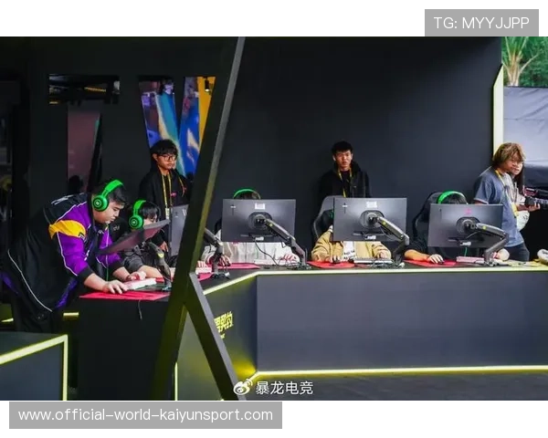 战队与高校合作推进电竞教育融合，电竞职业战队训练室